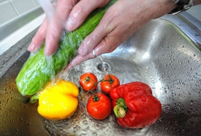 Um eine parasitäre Infektion zu verhindern, ist es notwendig, das Gemüse vor dem Essen zu waschen. 